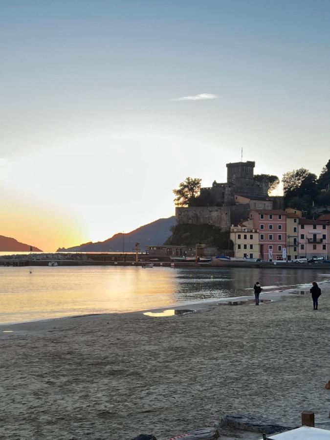 فندق La Torretta A San Terenzo ليريسي المظهر الخارجي الصورة